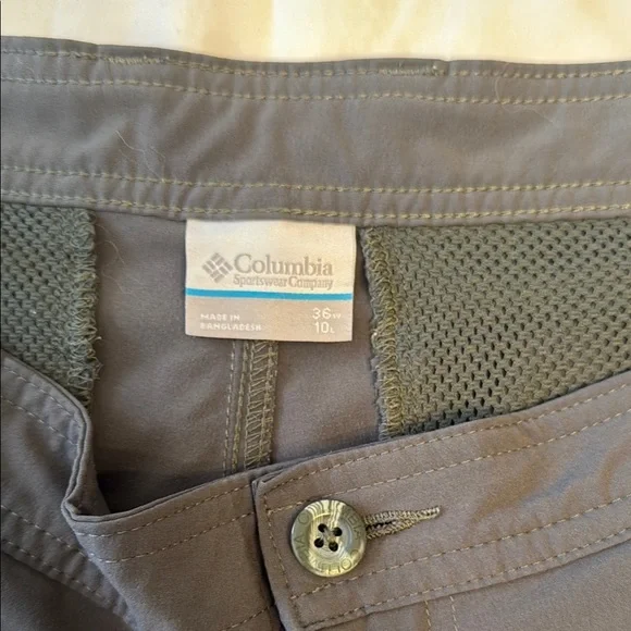 Columbia Green Cargo Shorts with Knee-Length Cut - Picture 2 of 10